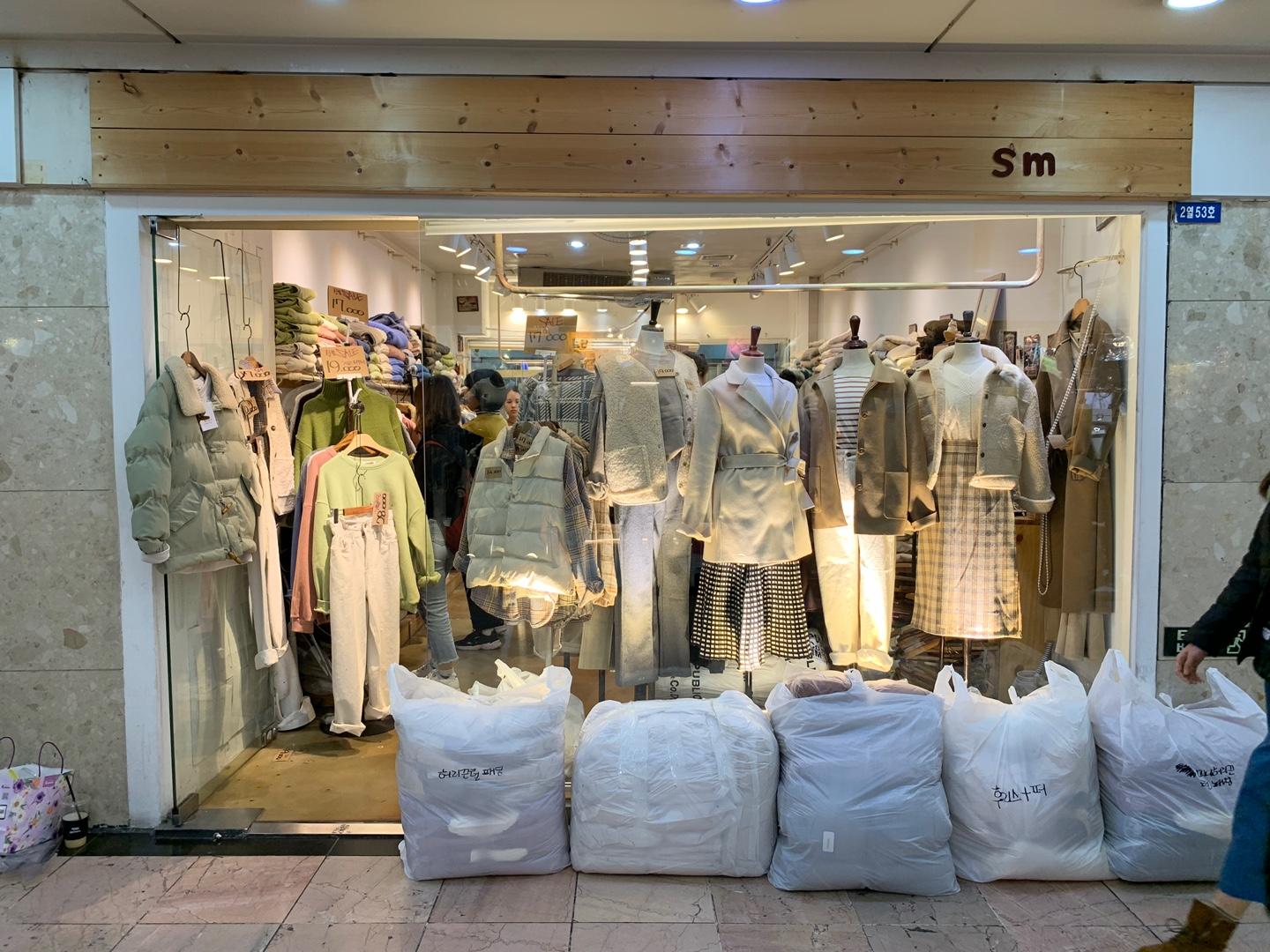 整齐摆放的西面地下街商品，韩国釜山时尚购物地点，提供各种时尚潮品。